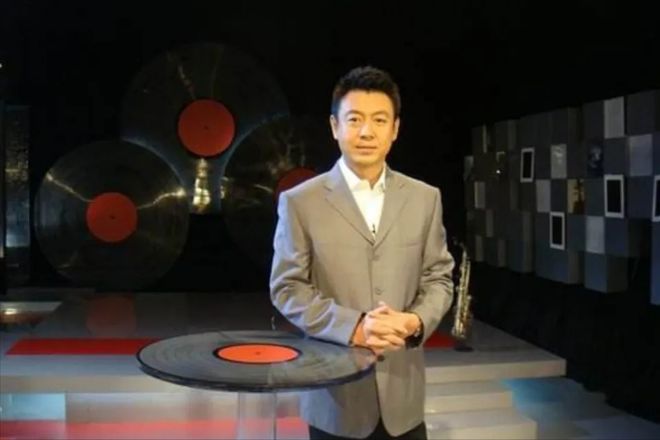 军事频道男主持人照片，探索军事新闻背后的故事与风采，军事频道男主持人风采背后的故事探索与风采展示