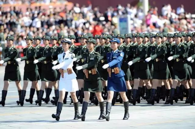 中国女兵，图片与服装的交织之美，中国女兵，图片中的服装交织之美
