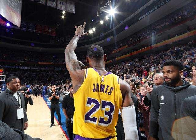 NBA最新新闻消息，赛场内外的热议话题，NBA赛场内外热议话题更新速递