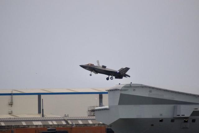 滑跃起飞航母，概念、特点与优势分析，滑跃起飞航母，概念、特征及优势详解