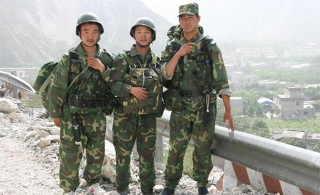 空降兵十五军，英勇无畏，锐不可挡，空降兵十五军，英勇无畏，锐不可挡的战斗力量