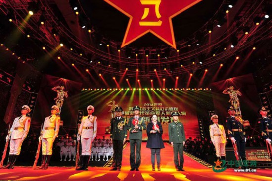 军事频道主持人丁丽的魅力与风采，丁丽，军事频道主持人的魅力与风采展露