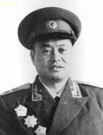 钟伟少将，铁骨铮铮的军中骄子，钟伟少将，军中骄子的铁骨铮铮风采