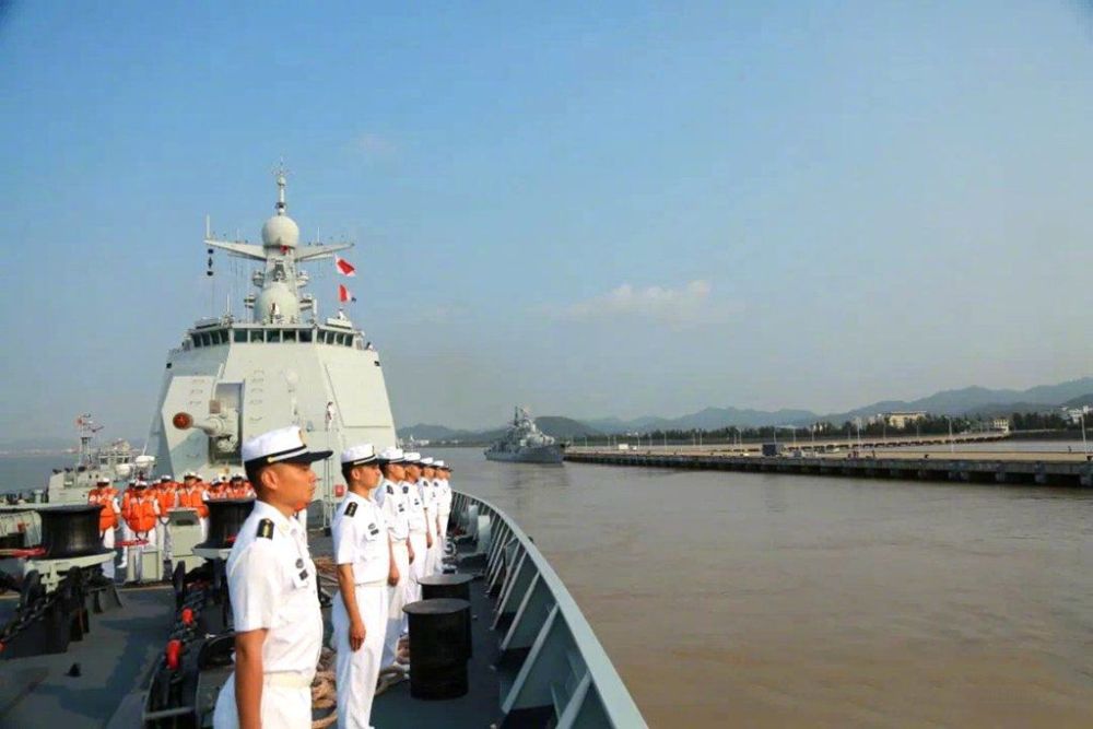 东海舰队迎来新成员——我国新型战舰131舰正式服役东海舰队纪实，我国新型战舰131舰正式服役纪实，东海舰队迎新成员启航