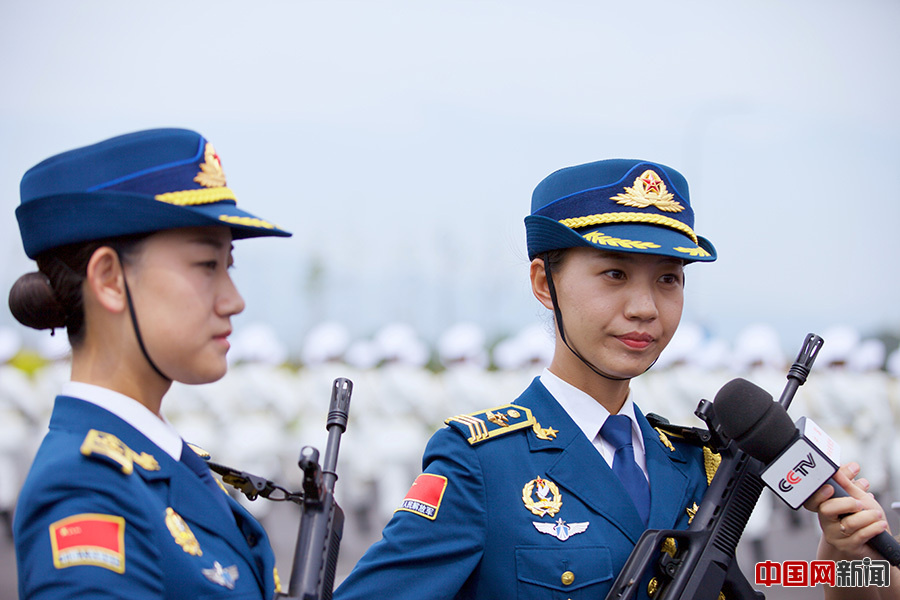 三军女兵方队队员，展现新时代巾帼英雄的风采，新时代巾帼英雄，三军女兵方队的风采展现