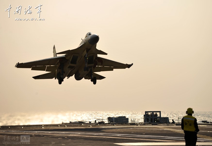 歼-15舰载机起降视频，揭示中国海军航空兵力量的飞速发展，歼-15舰载机起降视频展现中国海军航空兵力量的迅猛崛起