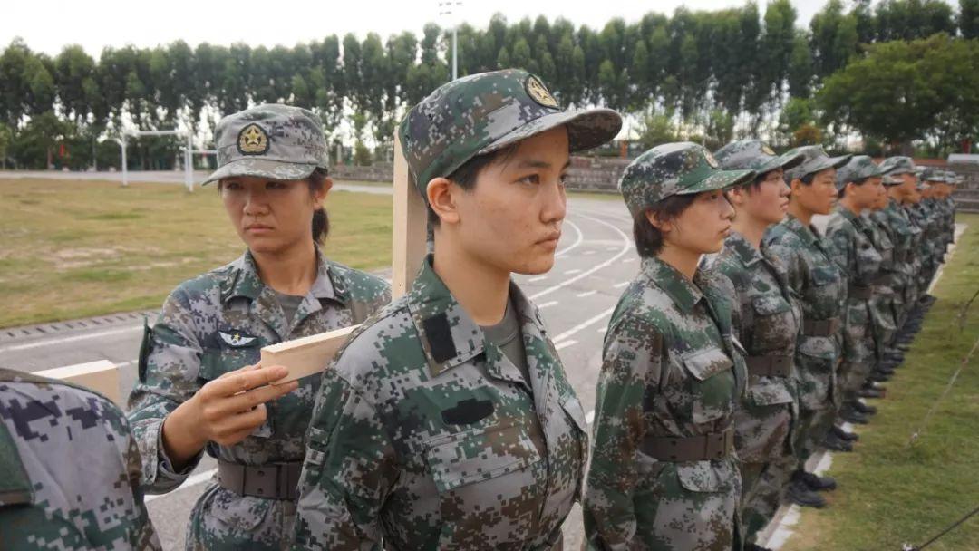 中国女兵留短发图片，展现新时代女性的风采与力量，中国女兵留短发展现新时代风采与力量，飒爽英姿尽显巾帼英雄本色