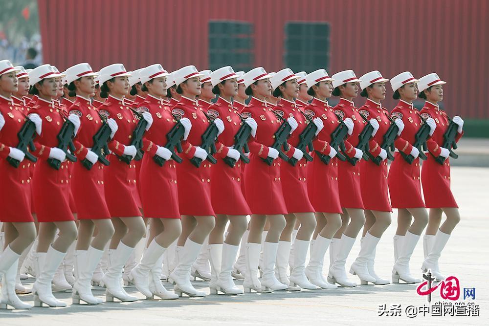 庆祝辉煌历程，阅兵盛典上的方队风采——纪念我国成立七十周年阅兵上的方队展示，我国七十周年阅兵盛典上的方队风采，辉煌历程与荣耀展示
