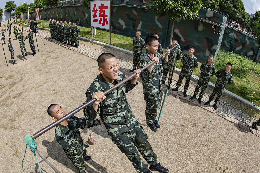 武警新兵训练五个月，磨砺青春，锻造铁血战士，武警新兵五个月磨砺训练，青春锻造铁血战士