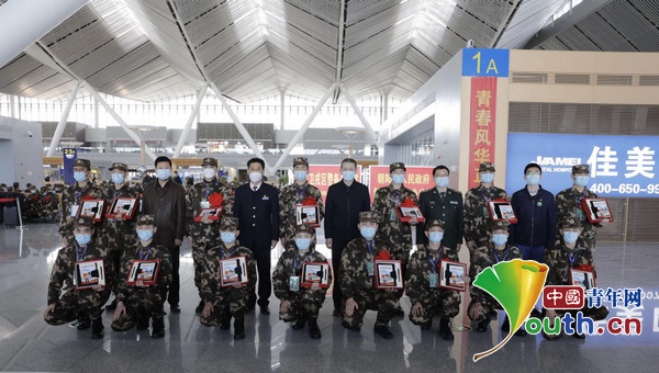盛建忠旅长机场迎接二位英雄，盛建忠旅长机场热烈欢迎两位英雄归来