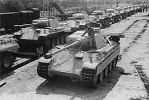 二战豹式坦克与T-34坦克，谁更胜一筹？，豹式坦克与T-34坦克，二战坦克对决，谁为战场霸主？