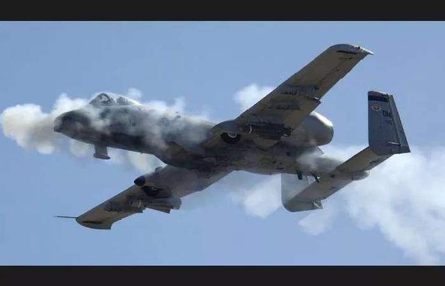A-10攻击机机炮特写，钢铁巨人与空中猛兽的完美结合，A-10攻击机机炮，钢铁巨人与空中猛兽的辉煌结合