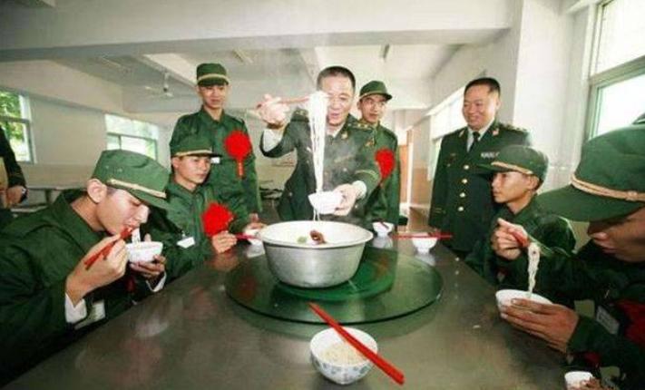 老兵打新兵图片，反思背后的深层含义，老兵打新兵现象背后的深层含义与反思
