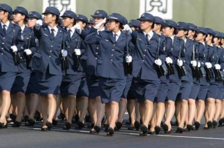 中国女兵，帅气背影的图片与故事，中国女兵的帅气背影与故事风采展示