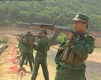 独臂英雄丁晓兵战场照片，荣耀与坚韧的象征，独臂英雄丁晓兵战场照片，荣耀与坚韧的永恒见证