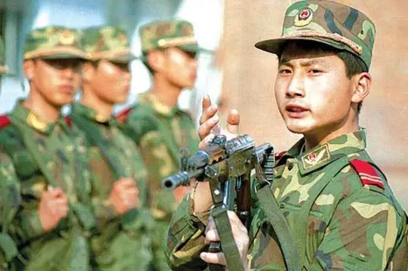 关于21式迷彩服在武警与解放军中的优劣比较，21式迷彩服在武警与解放军中的优劣对比分析