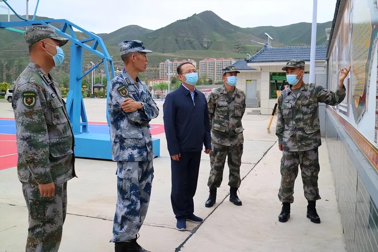 参谋长和政委哪个大，军队职务的深度解析，军队职务深度解析，参谋长与政委的职责与地位对比