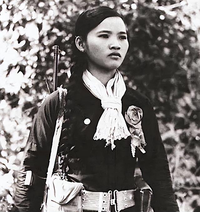 中国女兵施戴在越南，英勇无畏，展现巾帼英雄本色，中国女兵施戴在越南展现英勇本色，巾帼英雄闪耀战场
