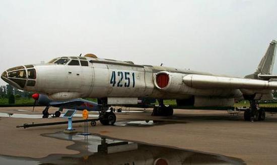 轰-6系列战机，多样型号，展现中国空军力量，轰-6系列战机，展现中国空军力量的多样型号战机