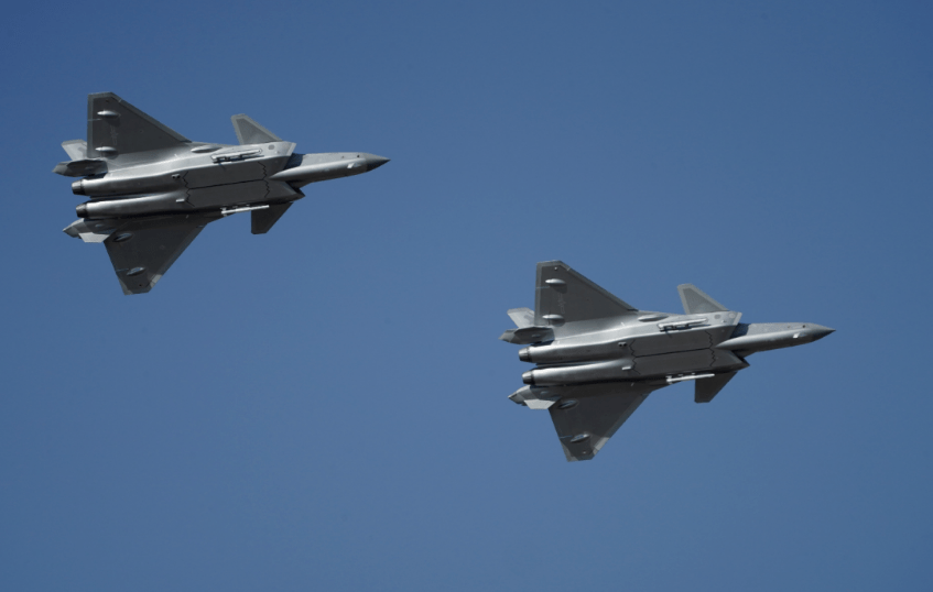 歼-20与F-22对比照片，探索两款顶尖战机的差异与相似，歼-20与F-22对比，顶尖战机差异与相似探索