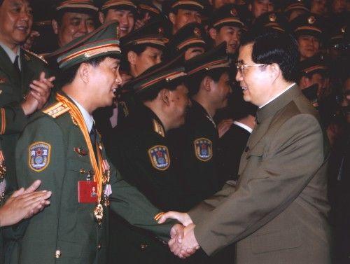 丁晓兵与广西武警总队司令妻子的故事，英雄背后的温情与支持，丁晓兵与广西武警总队司令妻子，英雄背后的温情与支持故事