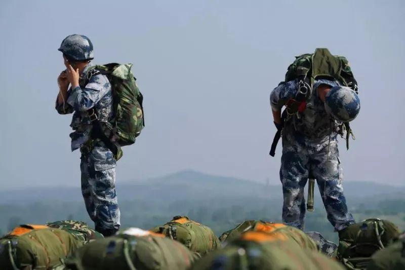 我国空降兵与军种归属的探讨，中国空降兵与军种归属的探究