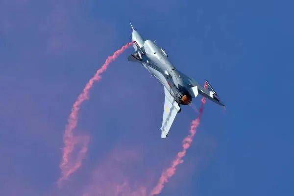 歼-10座舱盖高空爆炸事件与卢建军的故事，歼-10座舱盖高空惊险瞬间与卢建军的不凡经历