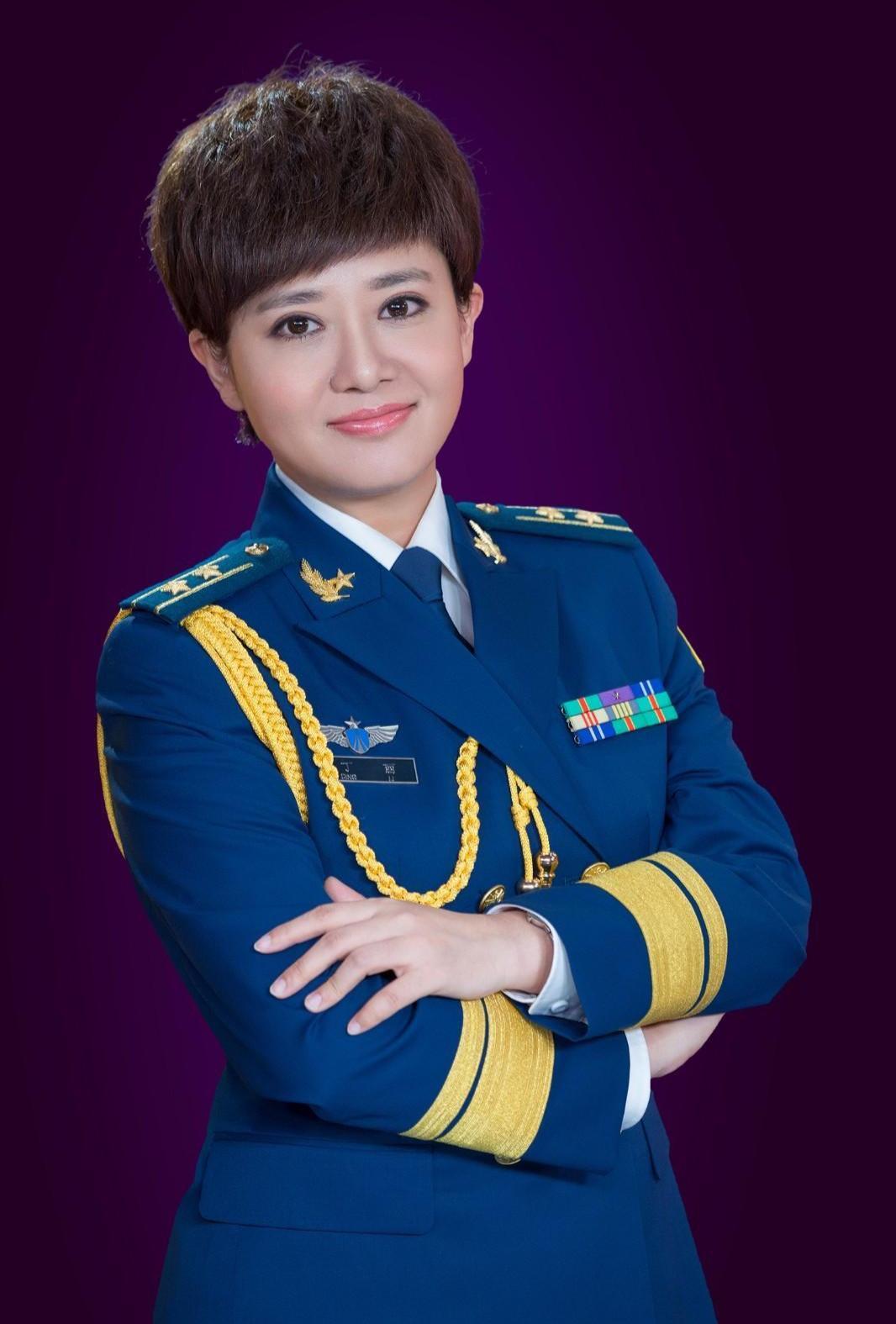 中央七套主持人照片，展现魅力与专业素养，中央七套主持人风采展示，魅力与专业并存的照片集