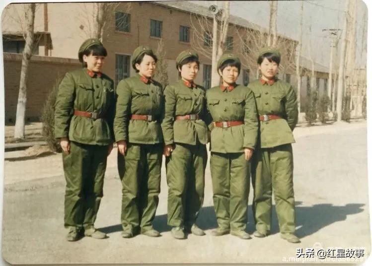 探索87式军装女套装的独特魅力，87式军装女套装的独特魅力探索