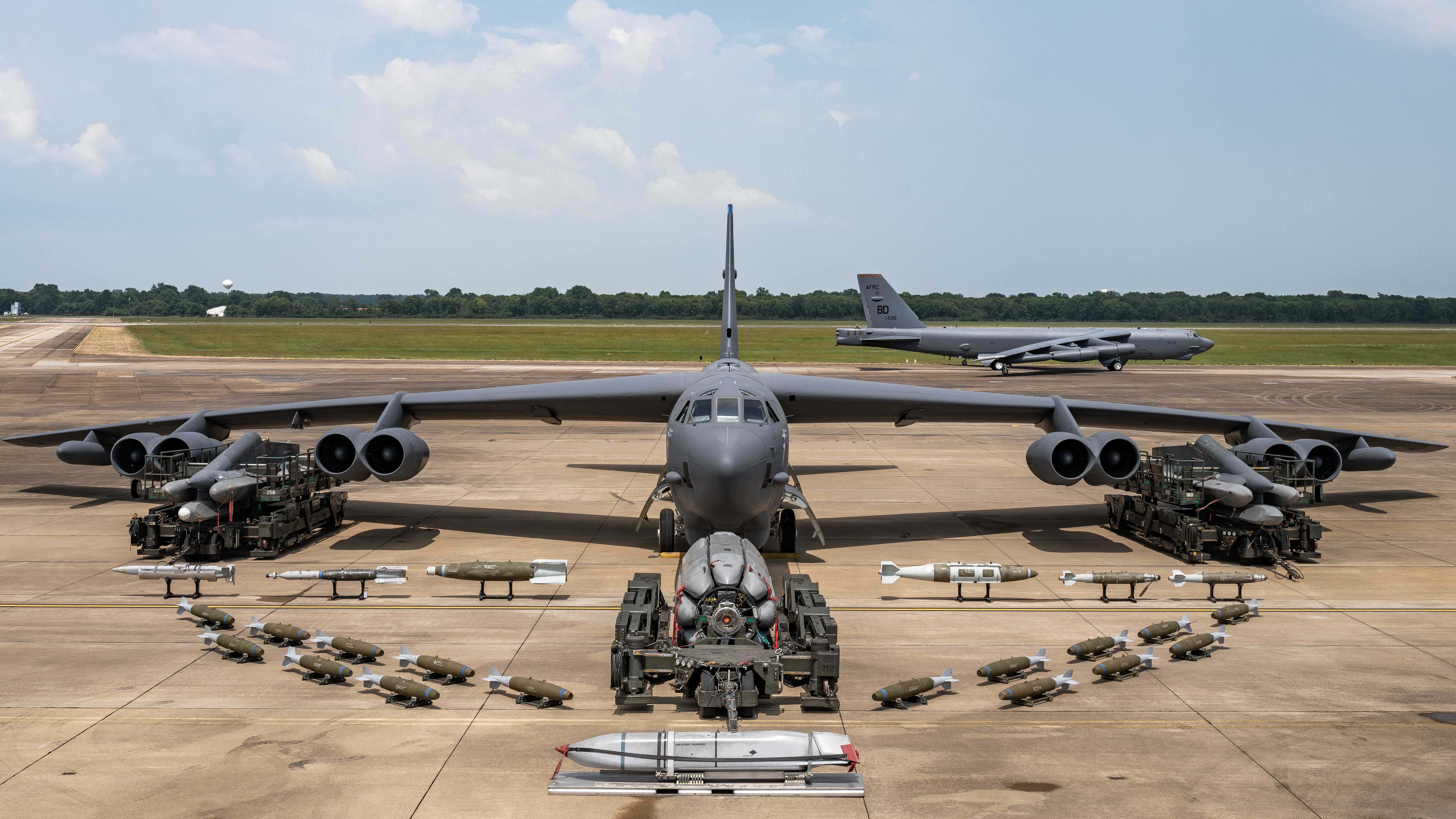 轰6K与B-52，空中巨无霸的对比与解析，轰6K与B-52，空中巨无霸对比解析