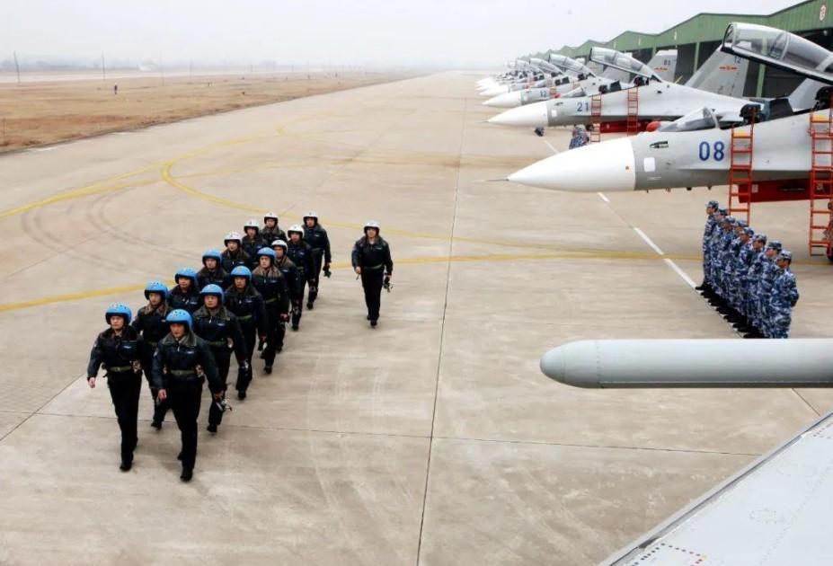 中国航空兵，翱翔蓝天，捍卫国家尊严，中国航空兵，捍卫蓝天尊严，展现国家力量