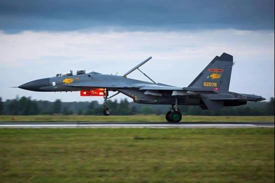 苏-30VS与F-15，空中巨人的对决，苏-30VS与F-15，空中巨人对决揭秘
