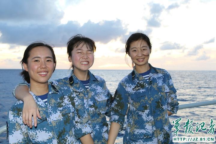 中国女兵搞笑图片，展现飒爽英姿背后的轻松时刻，中国女兵轻松时刻，飒爽英姿背后的搞笑瞬间
