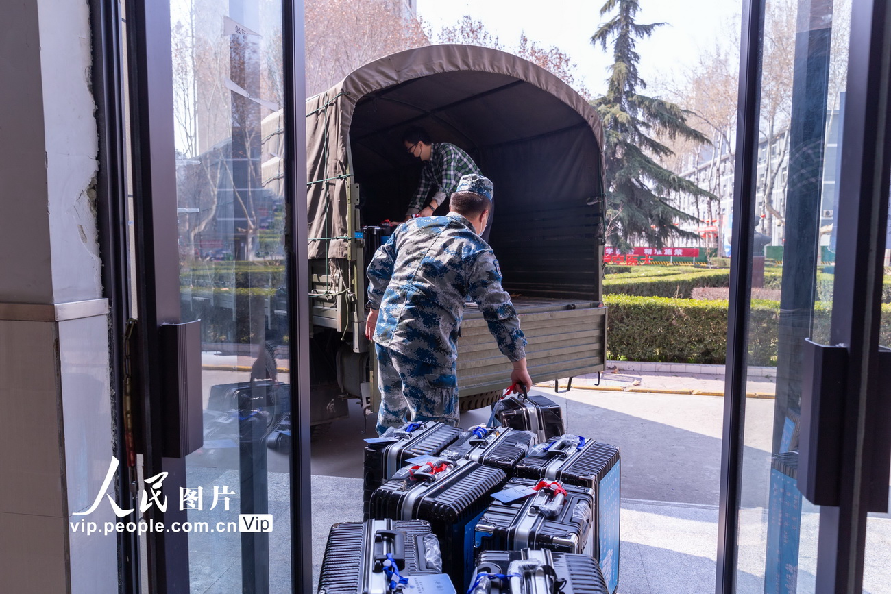 集团军成员携带行李箱的规定与解析，集团军成员行李箱携带规定详解