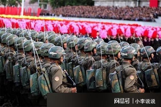 阅兵方阵中的钢铁战士，全副武装的士兵们，阅兵方阵中的钢铁战士风采，全副武装士兵的荣耀时刻