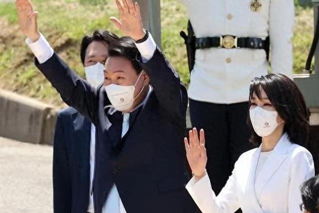 文在寅为什么可以全身而退，解析其成功背后的因素，文在寅成功背后的因素解析，为何能够全身而退？