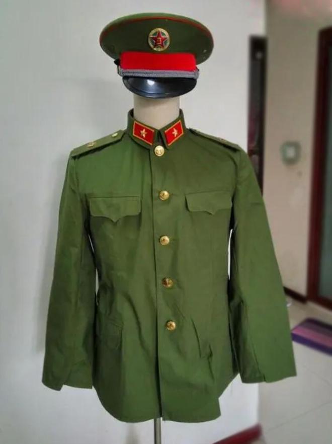 探索士兵新风貌，87式士兵常服，探索士兵新风貌，揭秘87式士兵常服风采