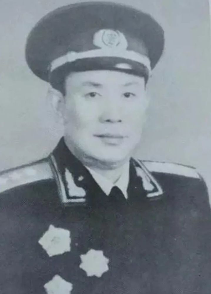 海军上将吴方臣，英勇海疆的领航者，英勇领航者，海军上将吴方臣守护海疆之路