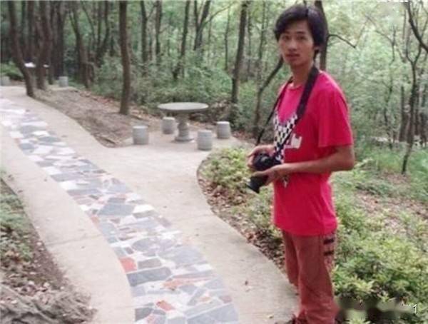 丁晓军一家三口照片，温馨幸福的家庭时光，丁晓军一家三口照片，温馨家庭的幸福时光