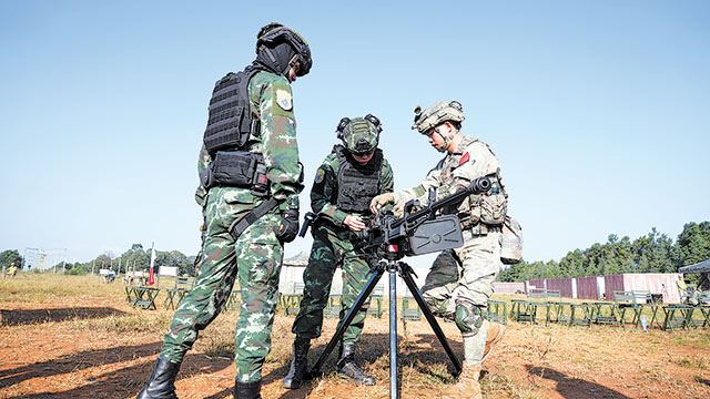 国防军事行动包括多方面内容，战略筹划、兵力部署、作战实施与和平维护，国防军事行动全方位解析，战略筹划、兵力部署、作战实施与和平守护