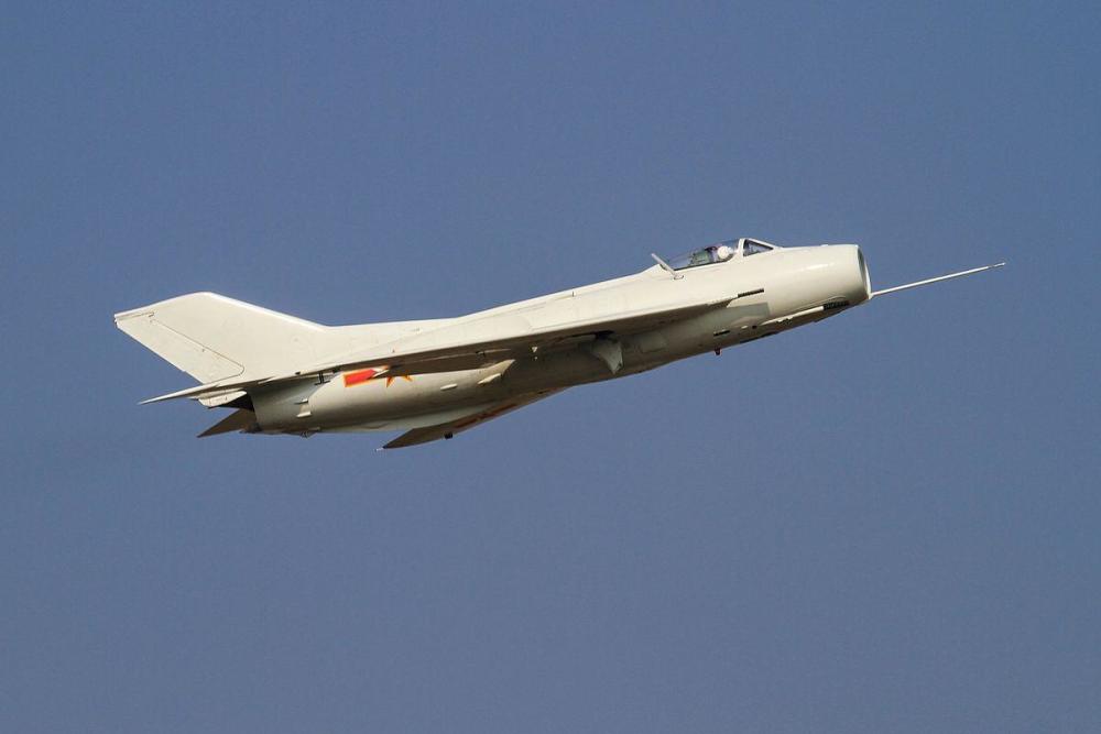 歼八战斗机服役，中国空军力量的重要里程碑，歼八战斗机服役，中国空军力量的重要里程碑事件