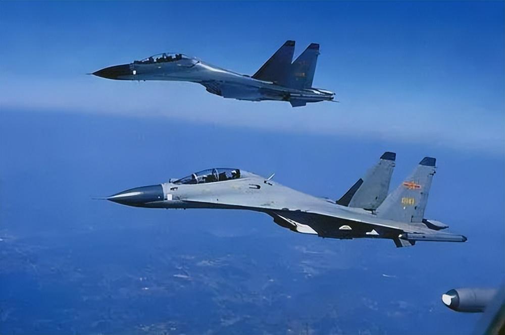 J-16遭遇F-16锁定，空中对决的战术分析，J-16与F-16空中对决战术分析，锁定与反锁定的较量