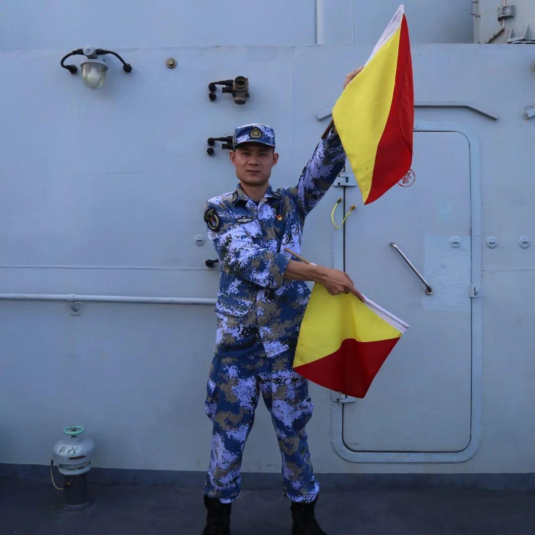 海口舰与青岛阅兵的壮丽交汇，海口舰与阅兵盛况，壮丽交汇于青岛海滨