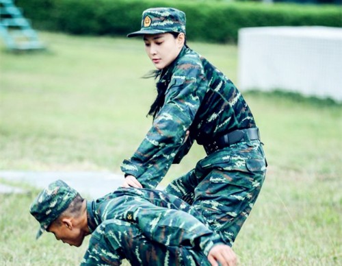 特种兵美女，力量与柔美的完美结合，特种兵美女，力量与柔美的极致融合