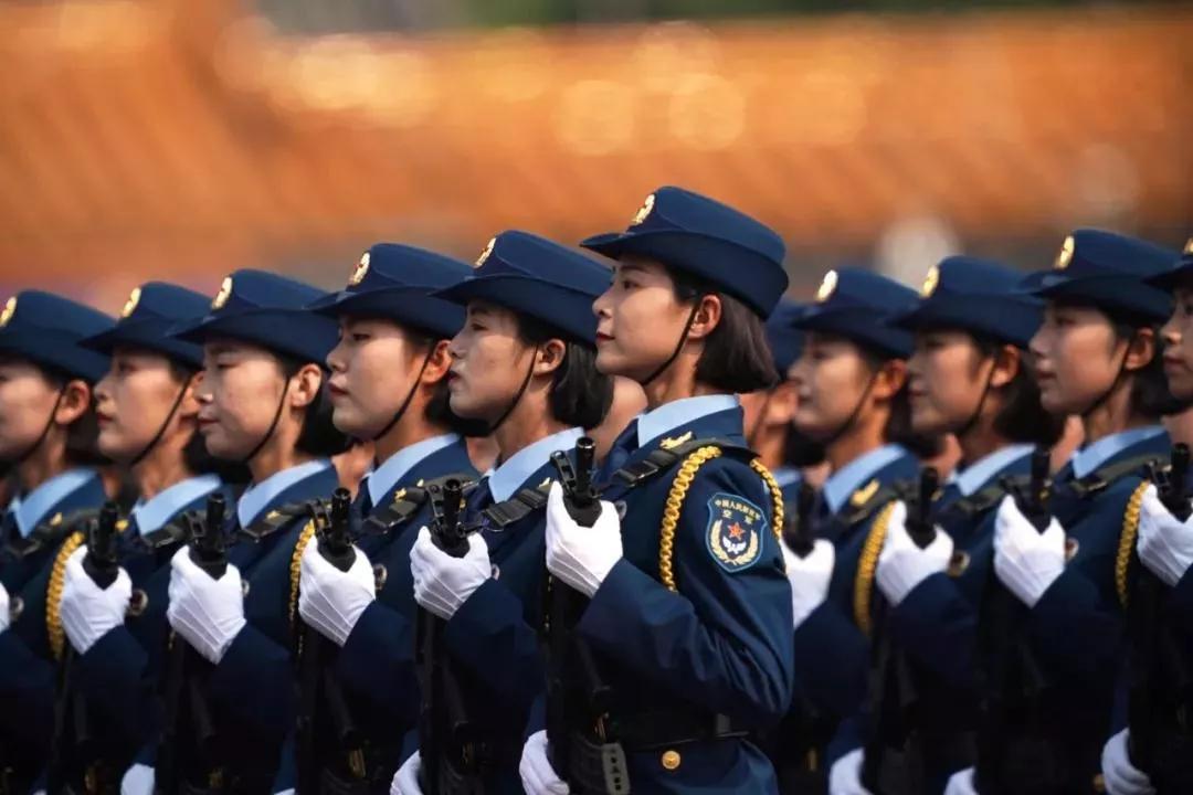 三军女兵方队与人民子弟兵共庆生日的荣耀时刻，三军女兵方队共庆荣耀时刻，军民融合共筑国防梦