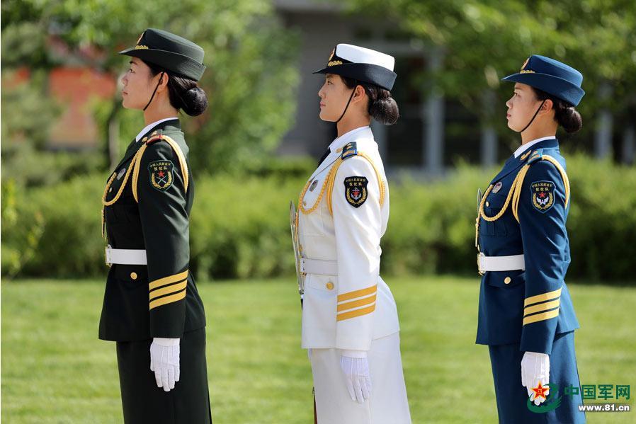 女兵与三军仪仗队的独特接触，力量与荣耀的交融，女兵与三军仪仗队的交融，力量与荣耀的展现