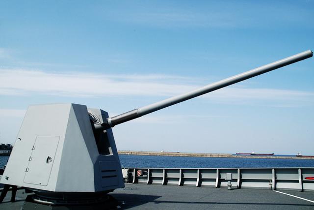MK42型127毫米舰炮，现代战舰的火力象征，MK42型舰炮，现代战舰的火力代表