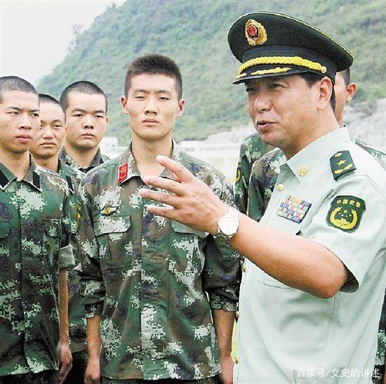 断臂军人丁小兵的卓越人生与荣耀级别，断臂军人丁小兵的非凡人生与荣耀篇章