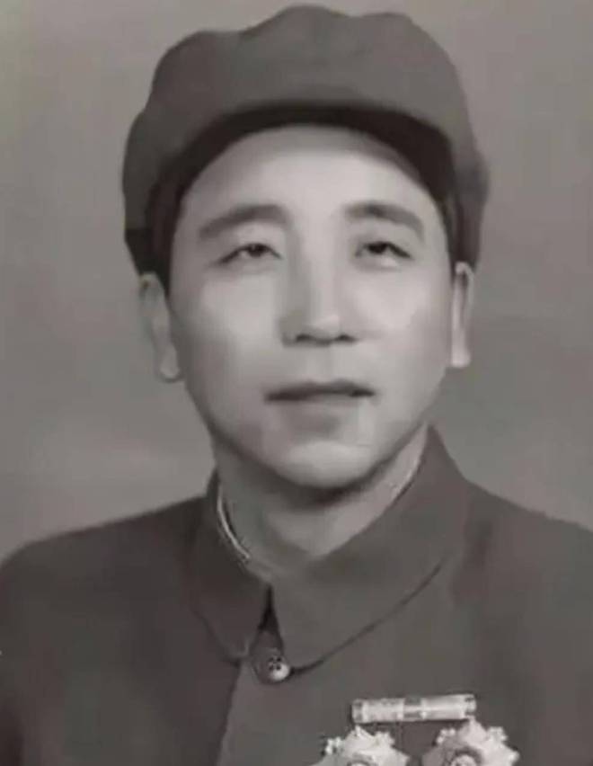 国防部长与军区司令，职责与角色的深度解析，国防部长与军区司令职责与角色深度解析，职责差异与协同作战机制探讨