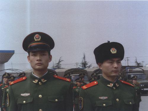 武警部队统一换装，迈入新征程——纪念2022年武警部队服装更新，武警部队统一换装迈入新征程，纪念服装更新换代的步伐（或，武警部队服装更新迈入新征程）